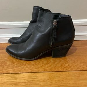 FRYE size 9 black booties